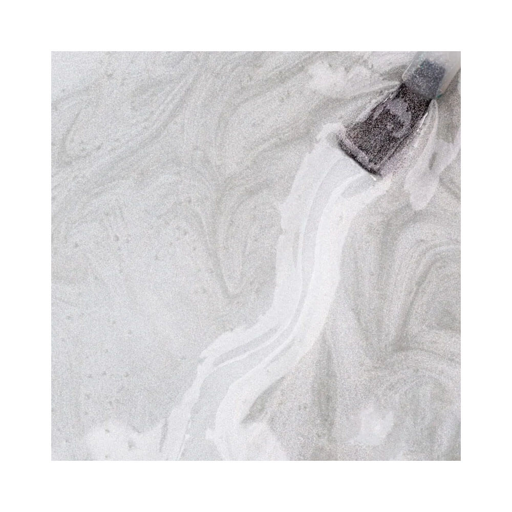 Esmalte prateado com efeito pixelizado sendo aplicado